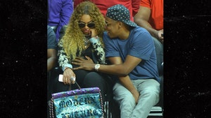 Beyonce & Jay Z Have Eyes on the Ball at Clippers Game (PHOTO)