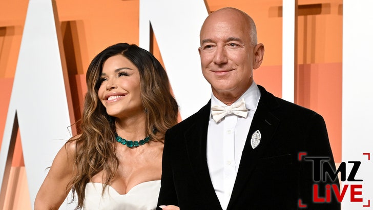 jeff_bezos_lauren_sanchez_venice_arrival_kal