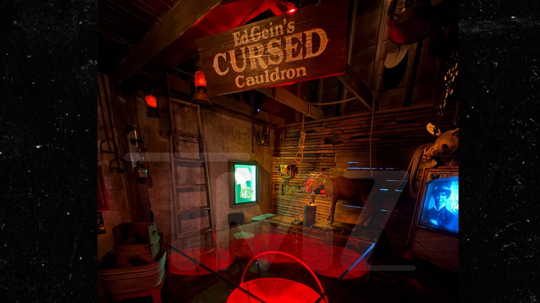 1007-The-Haunted-Museum-Cauldron-Photos-PRIMARY