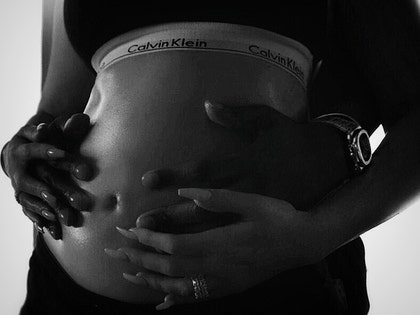 1220-khloe-kardashian-pregnant-instagram-02