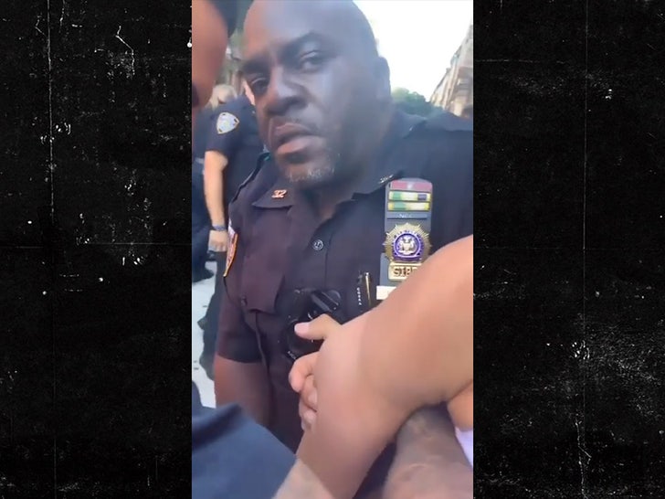 NYPD Memuru Tutuklama Sırasında Kadının Suratını Yumrukladı