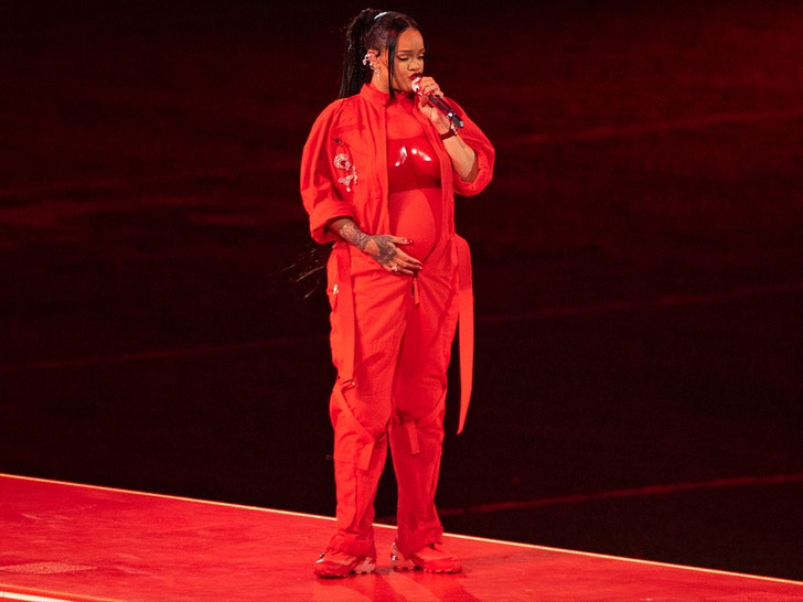 Rihanna Super Bowl Devre Arası Provalarında Hamileliğini Gizlemek İçin Bol Giysiler Giydi