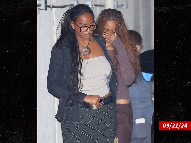 Sasha and Malia Obama on Saturday night, September 25, 2024, in a Hollywood, California alley.