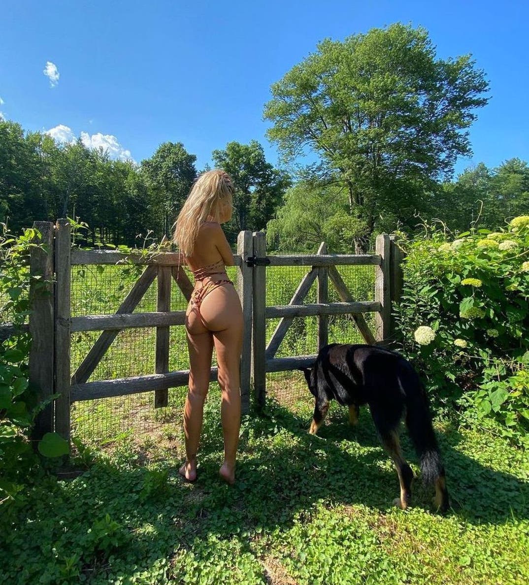 0606 Emily Ratajkowski Booty Shots 8