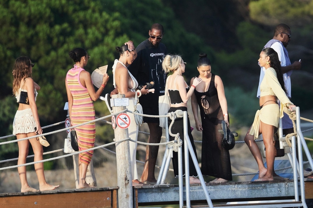 Kevin Durant Surrounded By Women After Winning Olympic Gold Medal