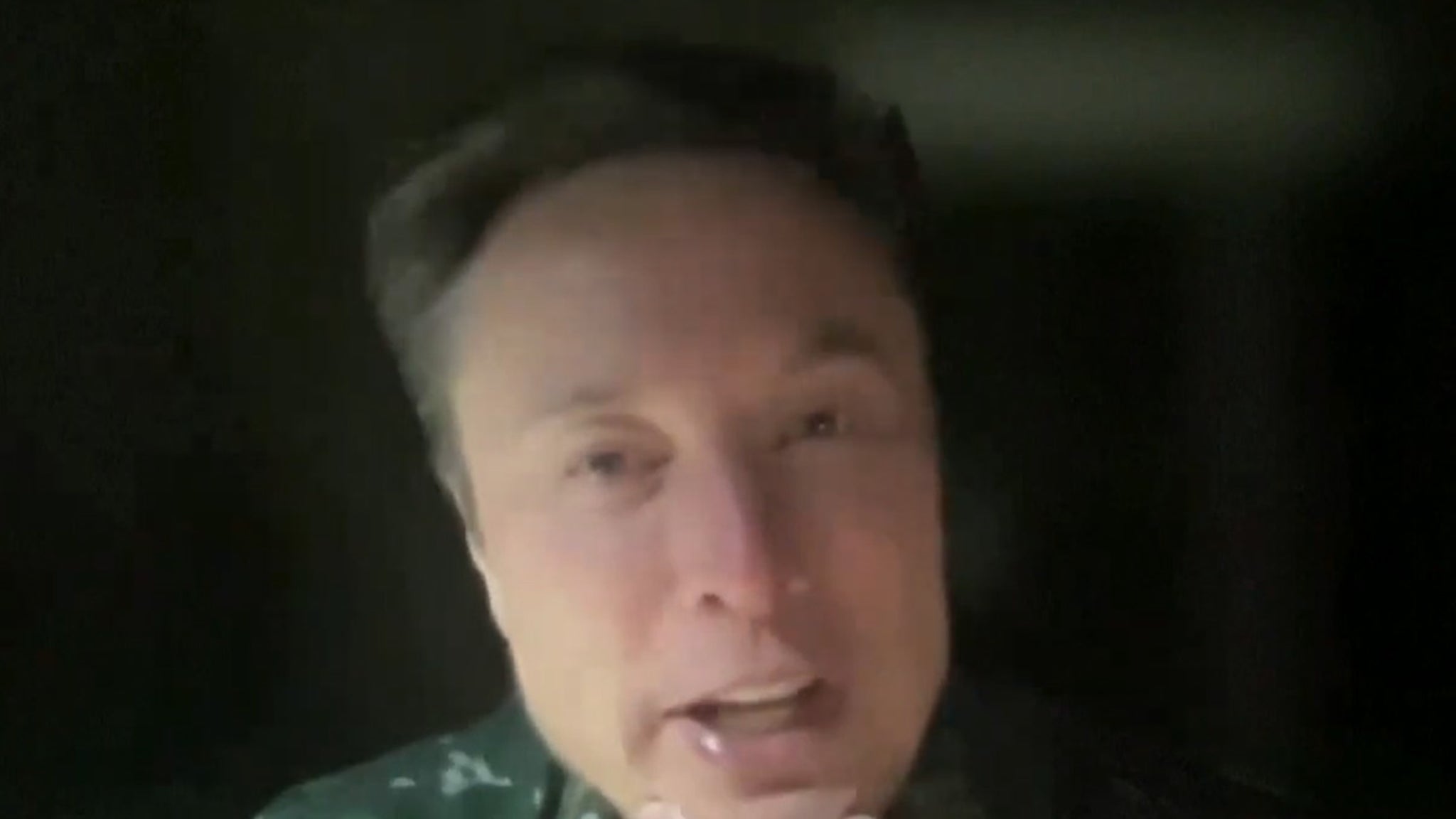 Elon Musk xuất hiện trong một video kỳ lạ bị bao phủ bởi bóng tối