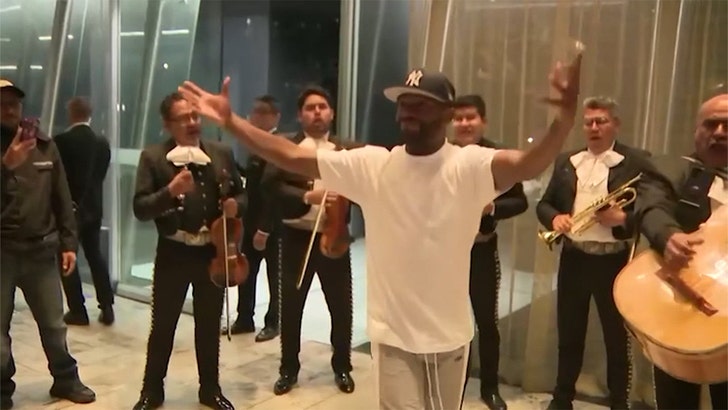 Floyd Mayweather llega a la Ciudad de México para la pelea de Gotti III con serenata de mariachi