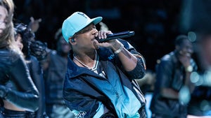 Ja Rule Performing On The Court For The Crowd At The New York Liberty WNBA Game