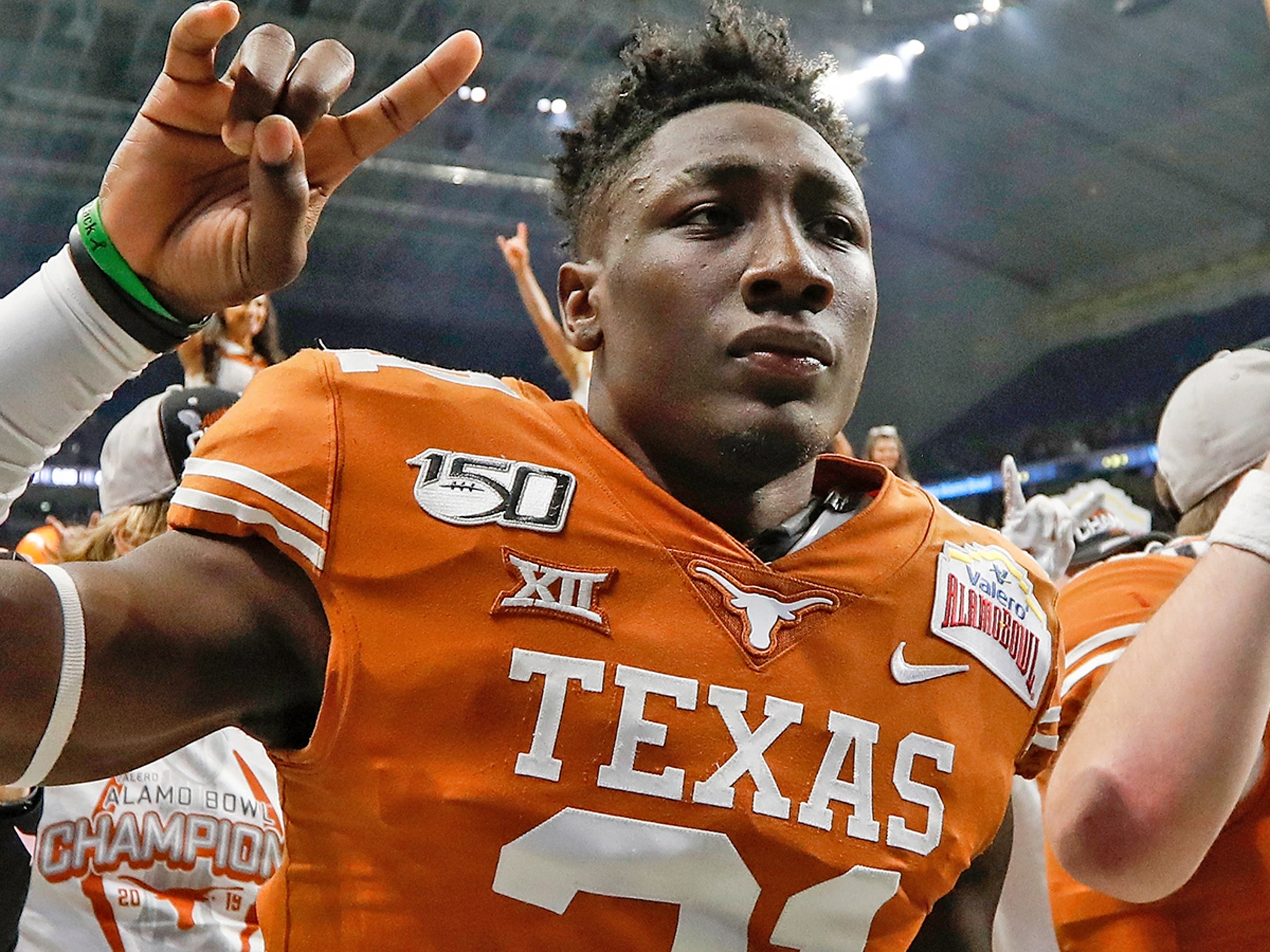 University of Texas Longhorns linebacker DeMarvion Overshown