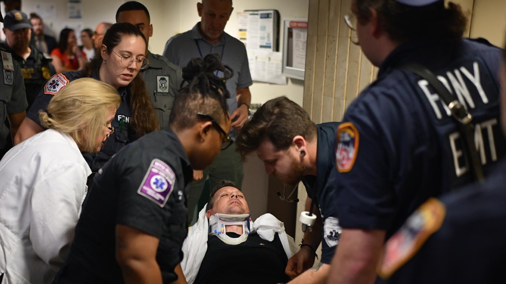 ICE Agent Knocks Photographer Down, Injures Him in Courthouse Confrontation