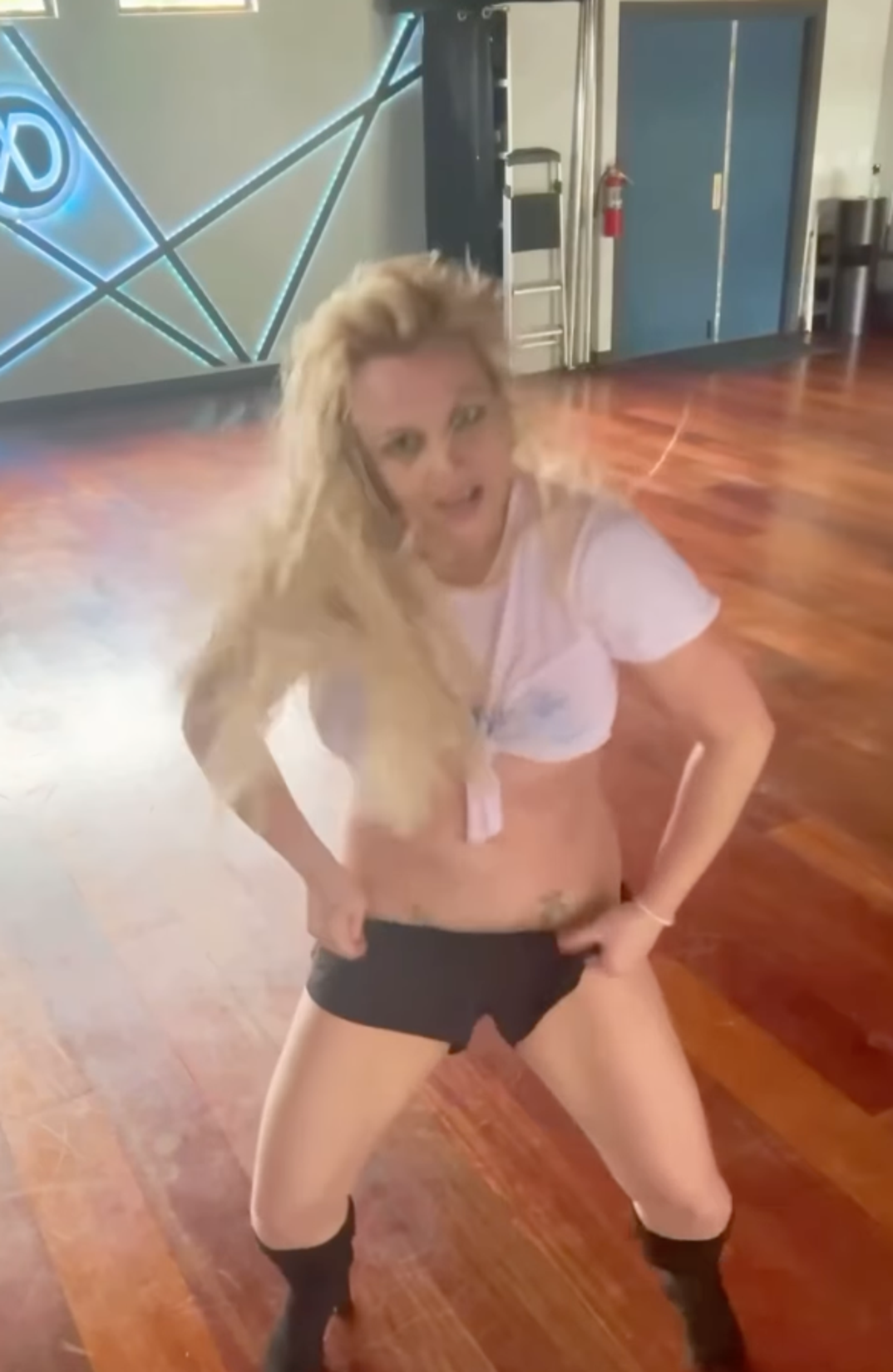 Britney Spears Dancing On Instagram photos 3