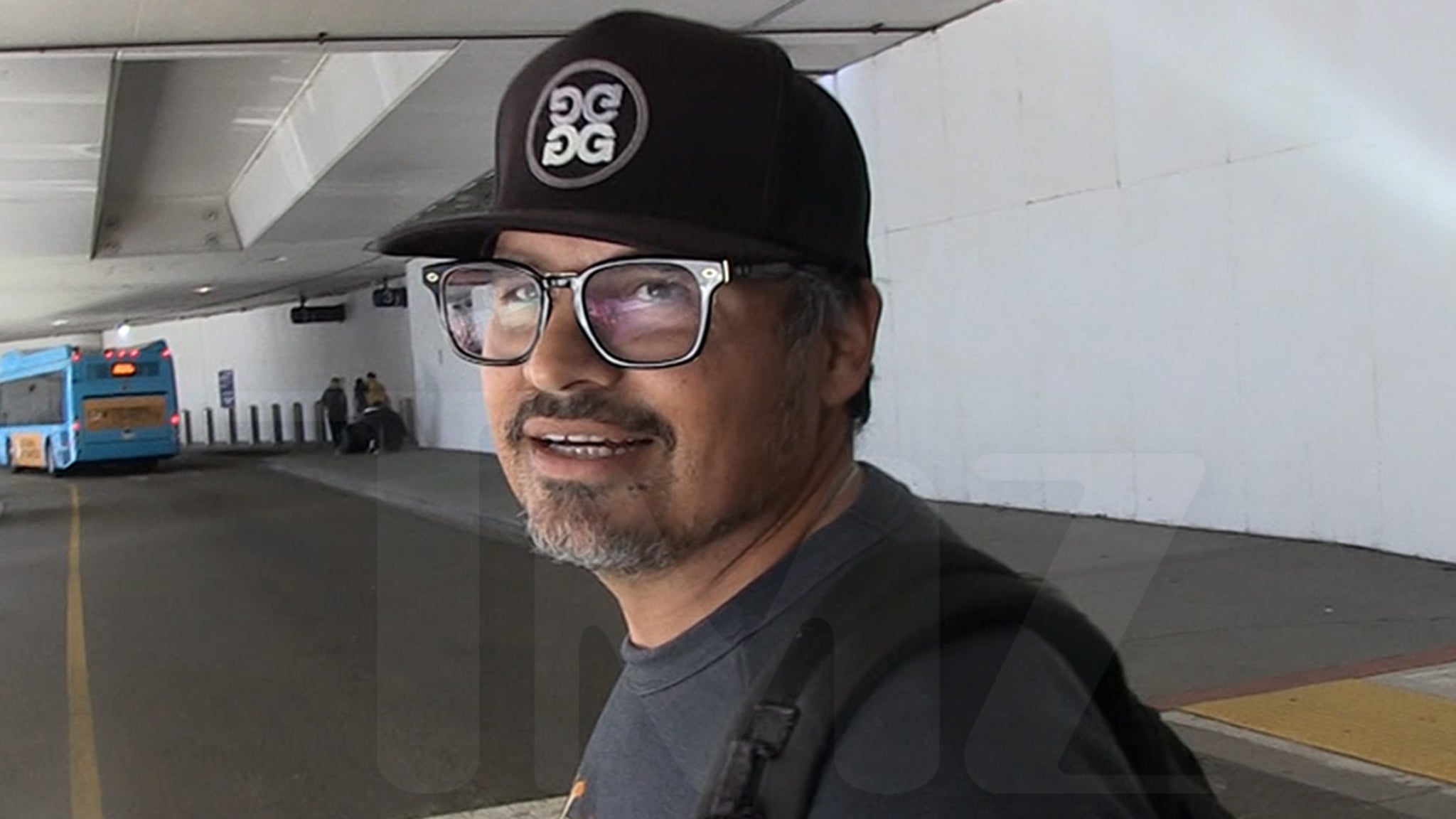 Michael Peña wünscht Jeremy Renner viel Glück nach dem heroischen Schneepflug-Crash