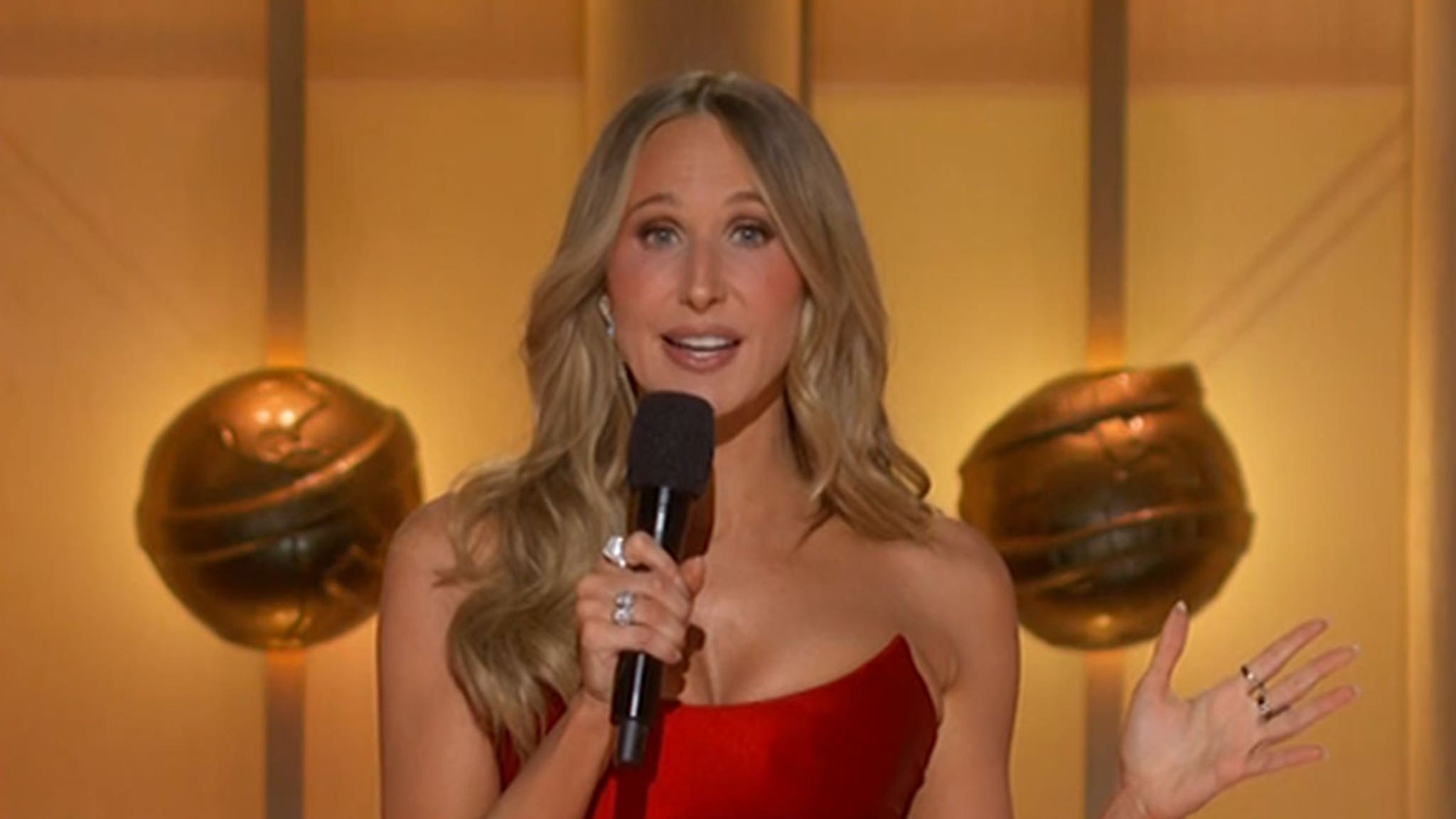 Nikki Glaser maakt foto’s van Bari Weiss en CBS News in Golden Globes-monoloog