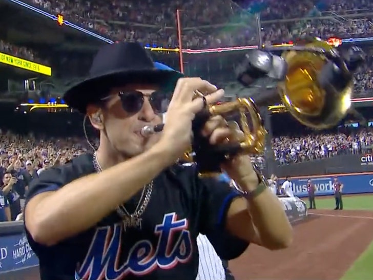 Mets' Edwin Diaz is greeted with live performance by Timmy Trumpet