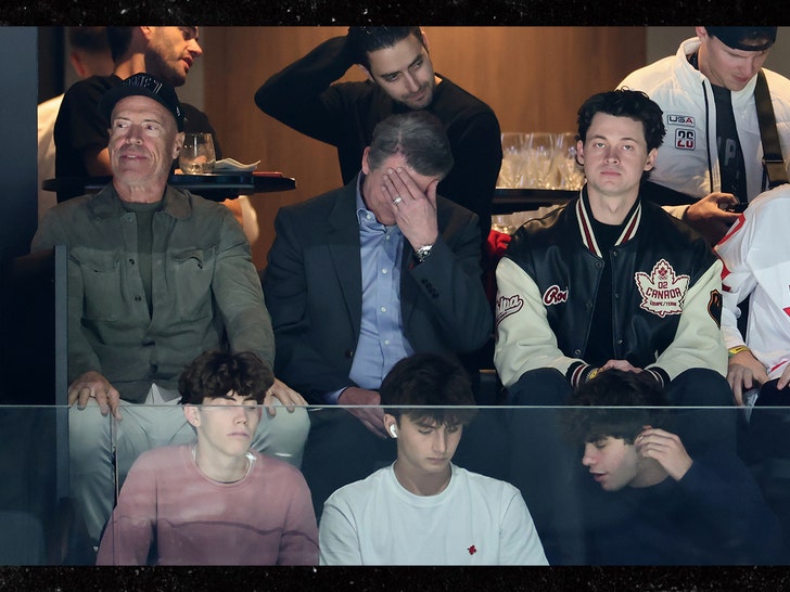 Tom Brady, Wayne Gretzky e Mark Messier assistindo ao jogo do Canadá
