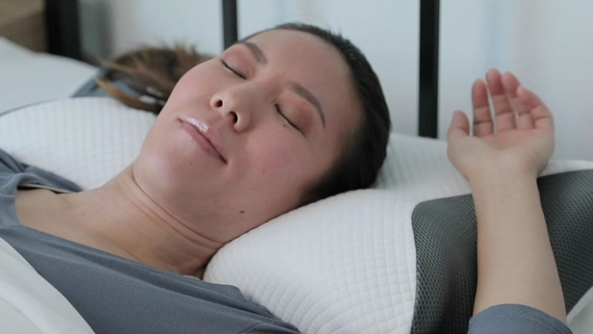 This Pillow Seriously Solves All Your Sleeping Problems In One Shot