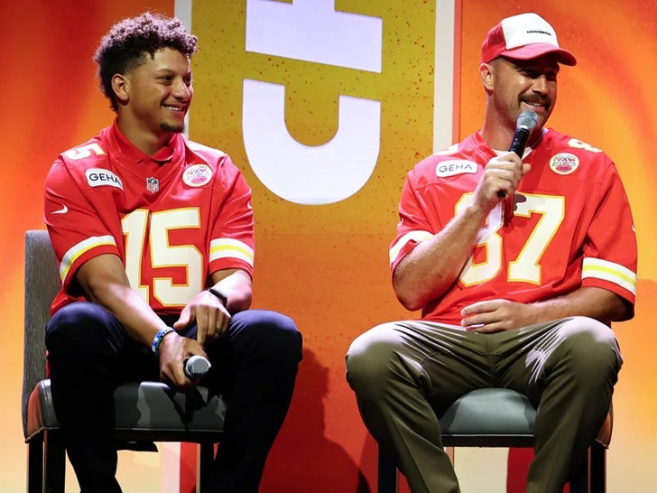 konferensi pers travis kelce