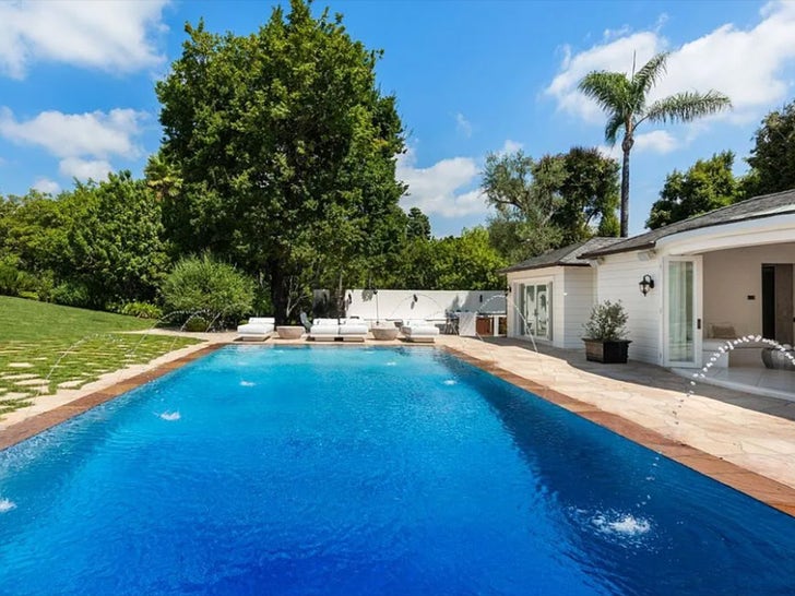 Jennifer Lopez Negotiating to Buy Famous Los Angeles Mansion, Azria Estate