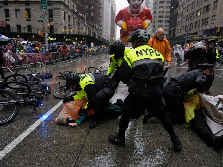 macys thanksgiving day parade protesters arrested