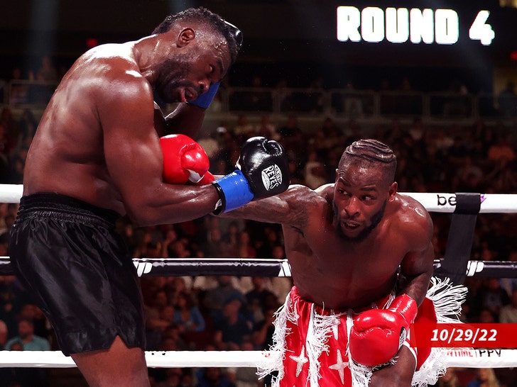 Le'Veon Bell (R) golpea a Uriah Hall of Jamaica durante su pelea de peso crucero en Desert Diamond Arena