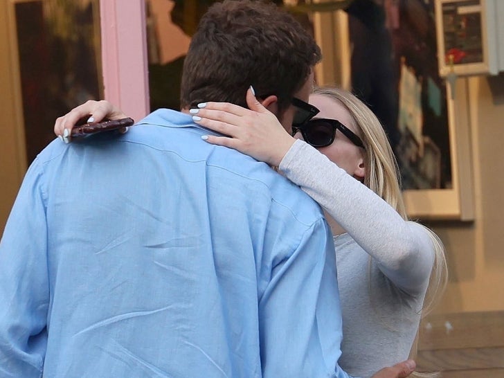 0710-Sophie-Turner-PDA-Boyfriend-SUB-2