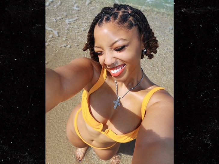 1202-chloe-bailey-bikini-naranja-SUB-2