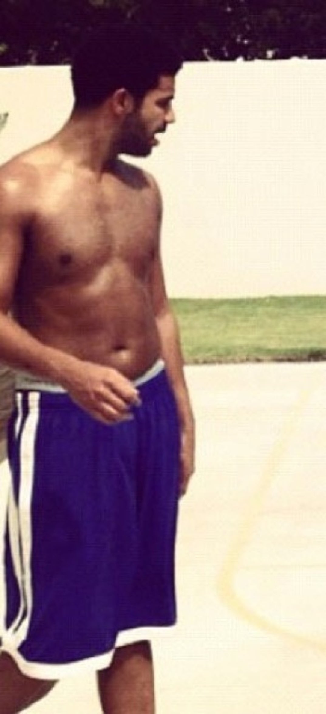 1023_drake_shirtless08