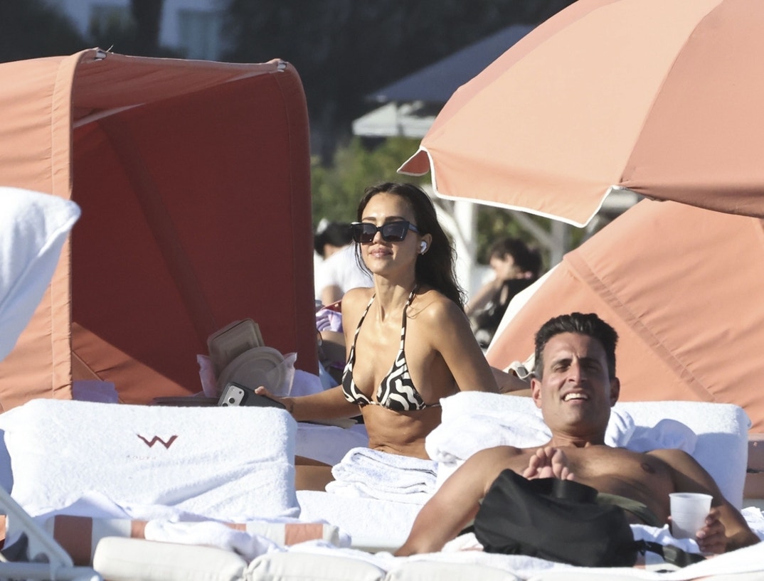 Jessica-Alba-Miami-Beach-Bikini 7