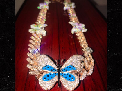 0812-kylie-jenner-travis-scott-birthday-gift-necklace-butterfly-bling-01