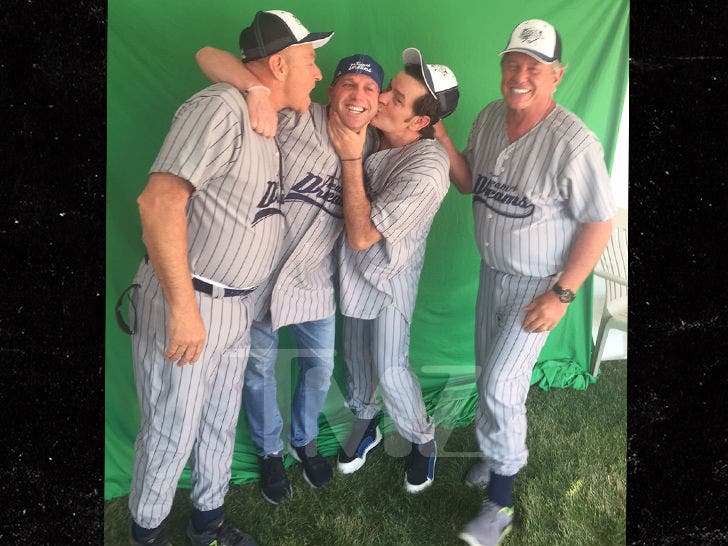 Fans were quite surprised after seeing Sheen & his Major League co-stars in  a reunion photo - Article - Bardown