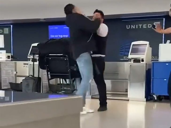 Newark Havalimanı'ndaki Bloody Brawl'da Eski NFL Oyuncusu United Airlines Çalışanını Dövdü