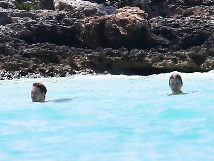 Taylor Swift ve Joe Alwyn Tatilde Bahamalar'da Sevişiyor