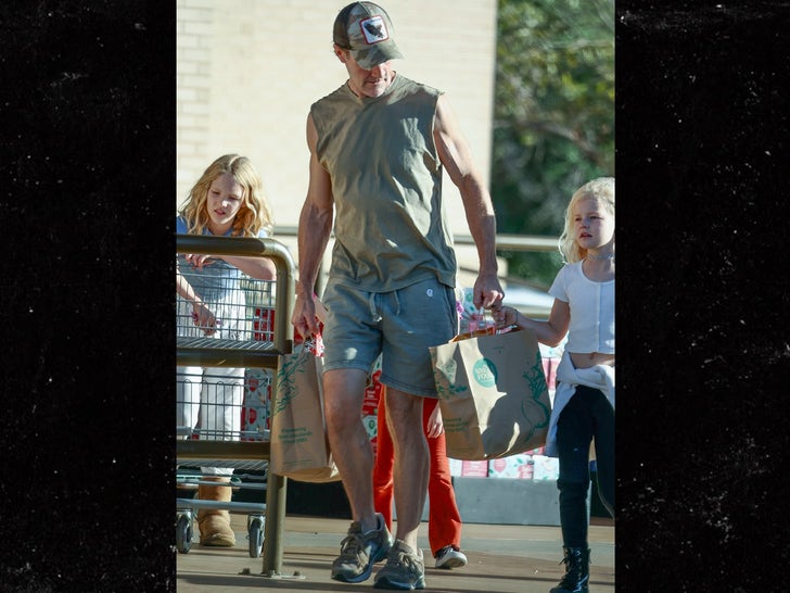 1112-james-van-der-beek-grocery-shopping-with-friends-primary-3