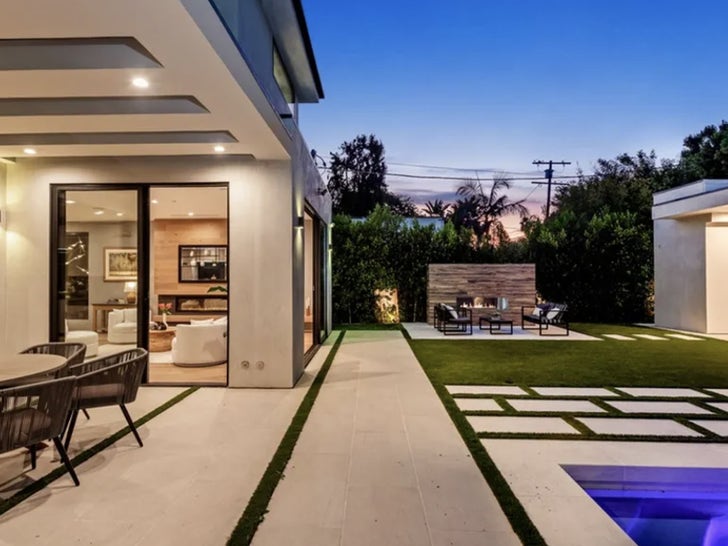 0512-Nigel-Lythgoe-Hollywood-House-Sold-Photows-Primary-2