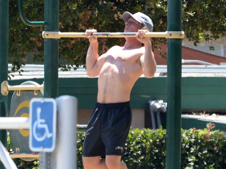 0618-Jeremy-Allen-White-Run-SUB-1