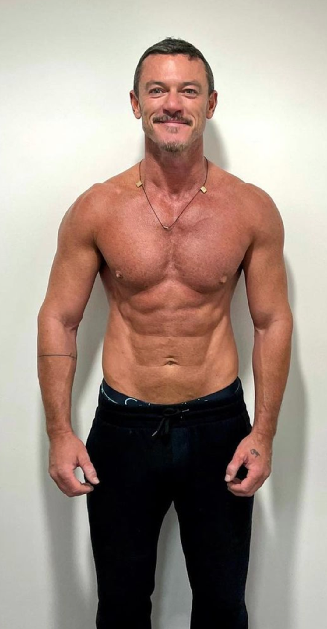 luke-evans-shirtless-photos2