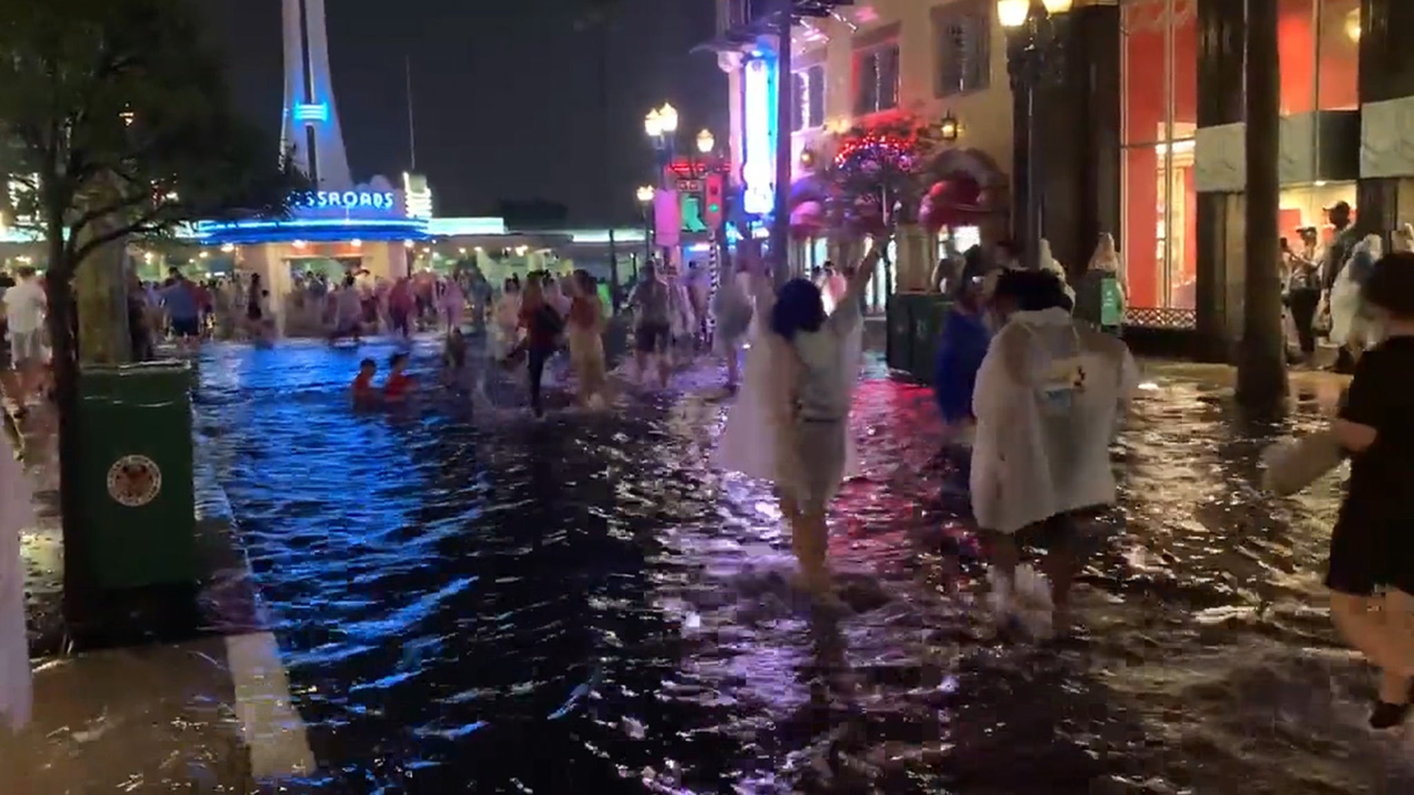 Disney World's Hollywood Studios Floods, Doesn't Ruin Attendee's Night