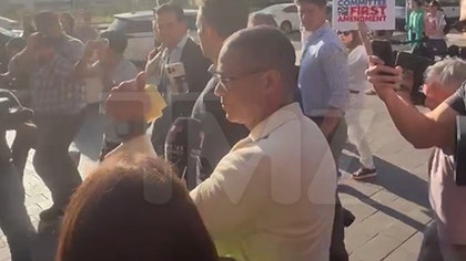 013026_don_lemon_grammy.01_00_17_22