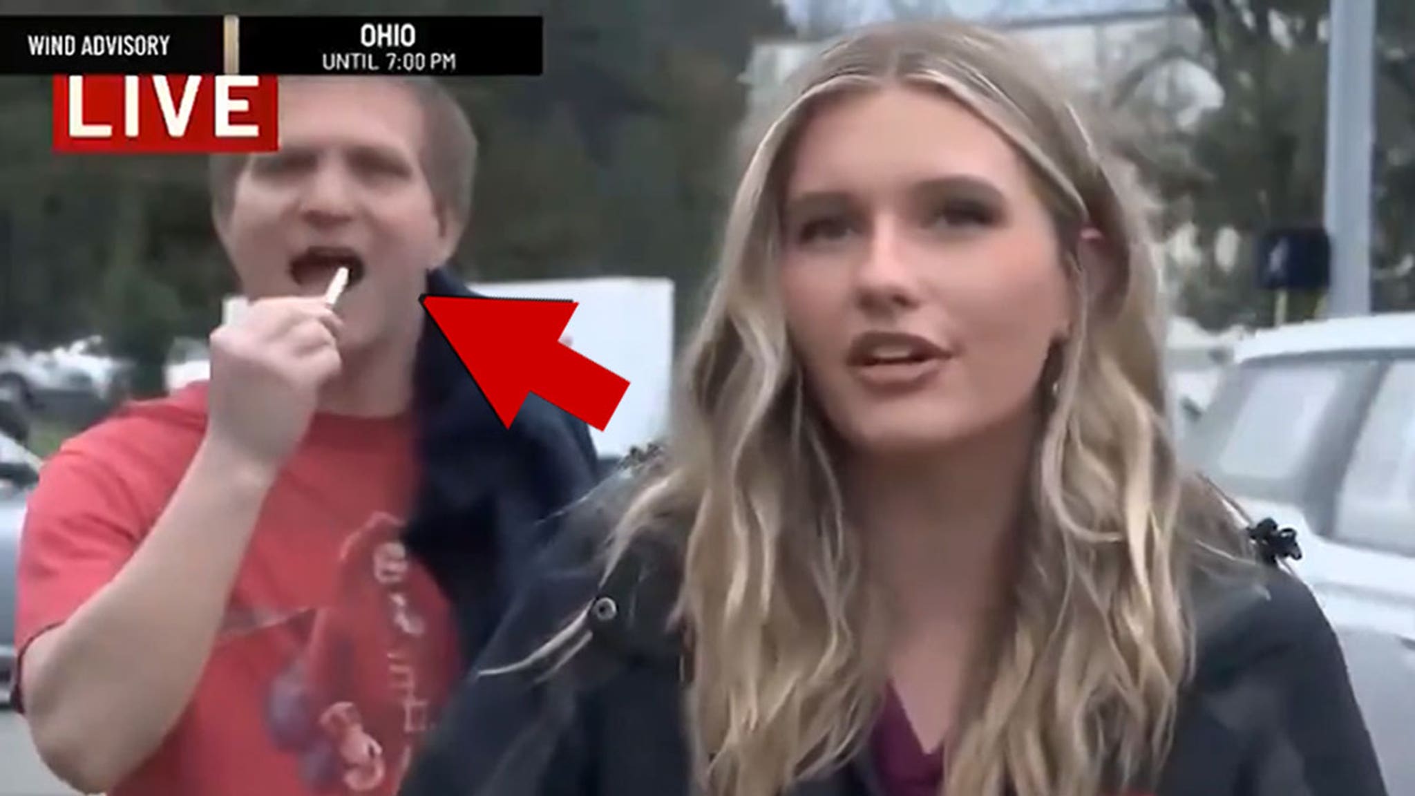 Während Donald Trumps Ohio-Besuch scheint ein Mann im Live-Fernsehen eine brennende Zigarette zu kauen