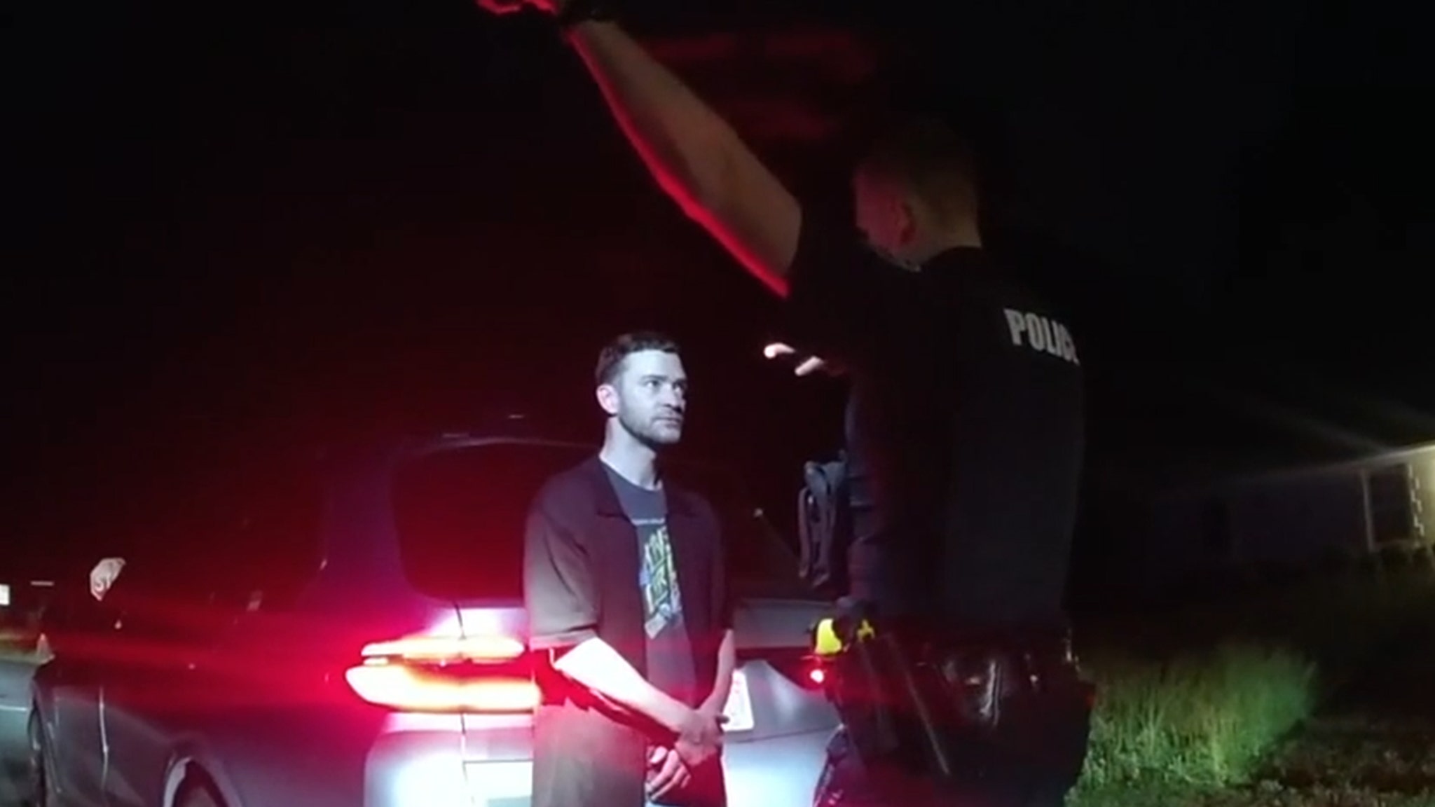 Video từ camera gắn trên người cảnh sát ghi lại vụ bắt giữ Justin Timberlake vì lái xe trong tình trạng say xỉn đã được công bố.