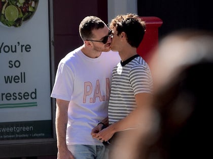 Sam_Smith_Brandon_Flynn_kissing_photos_02