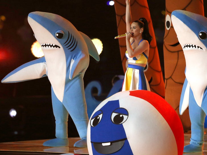 Katy Perry, 2015'te Super Bowl İlk Yarı Şovunda performans göstermesi için aday gösterildiğinde merkez sahneye çıktı... "sol köpekbalığı" bu şovu çaldı!