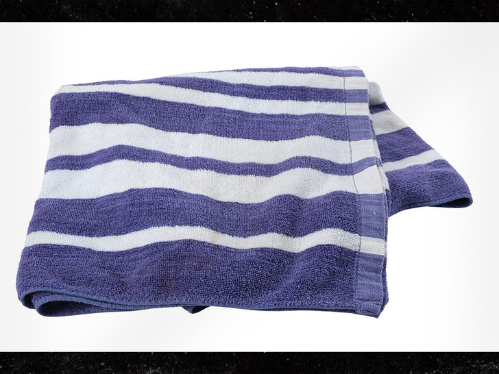 sub-pulp-fiction-towel-Propstore-2