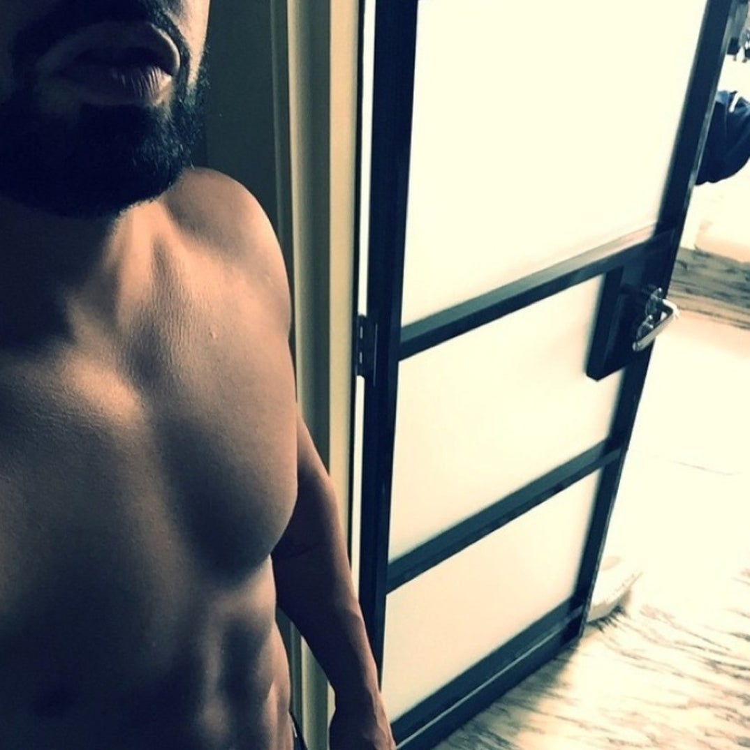 1023_drake_shirtless01