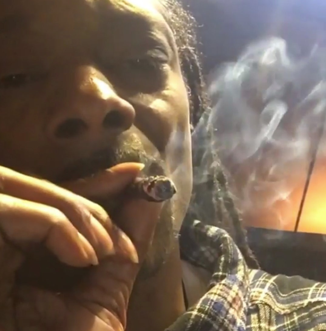 Snoop_Dogg_Lighting_Up_2