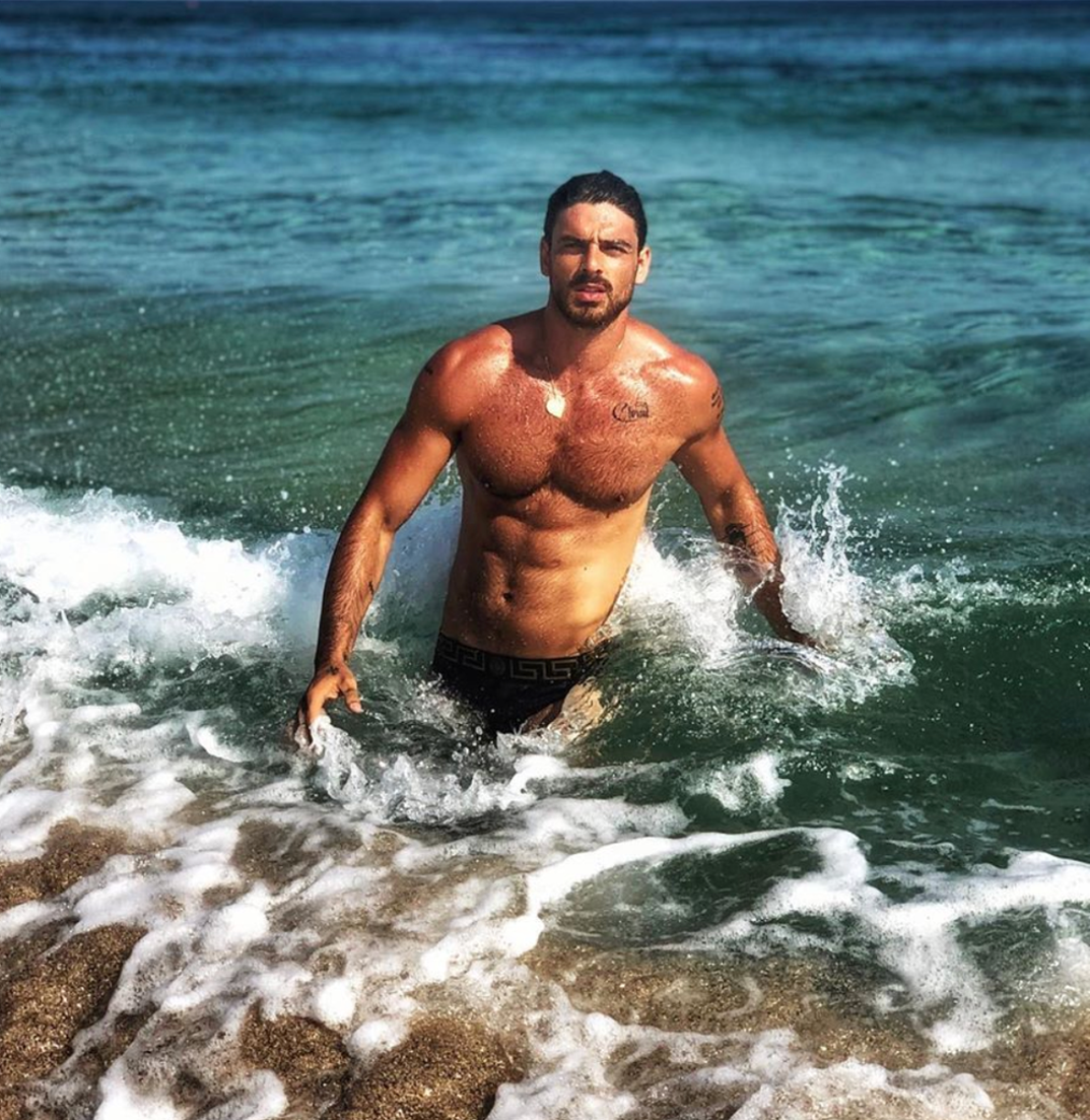 Michele-Morrone-shirtless-photos7