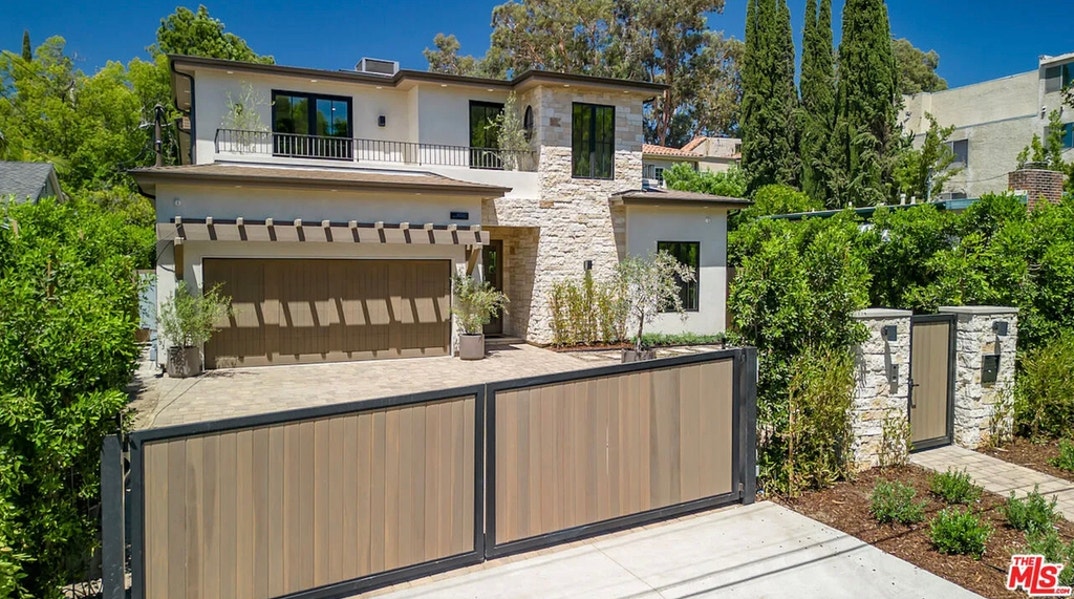 Peta Murgatroyd and Maks Chmerkovskiy Lists L.A. Home For Rent 15