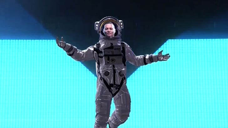 Johnny Depp, MTV VMA'larında Moonman, Face Only olarak Görünüyor