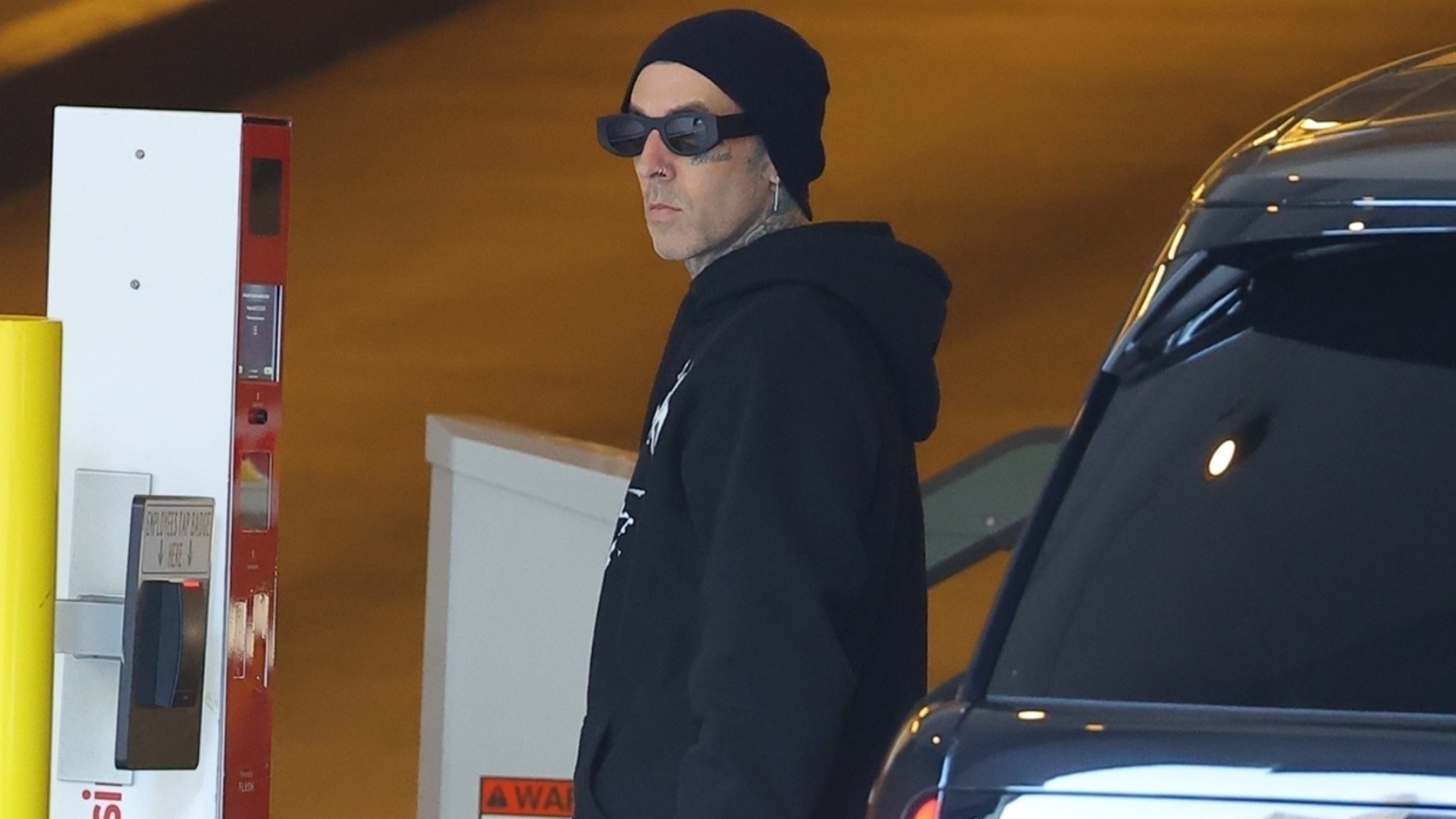 Travis Barker retourne à l’hôpital où Kourtney Kardashian a accouché
