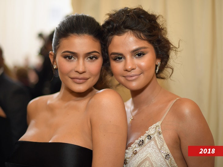 Selena Gomez, Kylie Jenner Kaş Draması Patlarken Sosyal Medya Arası Veriyor